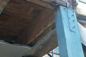 Repair Apartment Stairs Support Beam Paint - Repair
