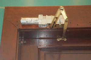 Repair Door Retail Closer Replaced - Repair