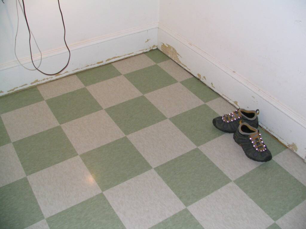 Beige and unsaturated green vinyl floor tile